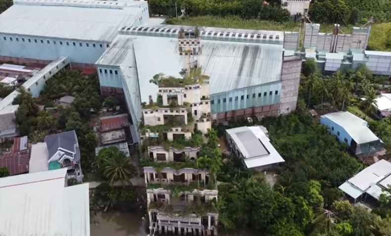 Căn biệt thự bí ẩn bị bỏ hoang nhiều thập kỷ giữa lòng Cai Lậy của đại gia lúa gạo nức tiếng miền Tây: Kiến trúc tháp độc đáo với 6 tầng đồ sộ- Ảnh 1.