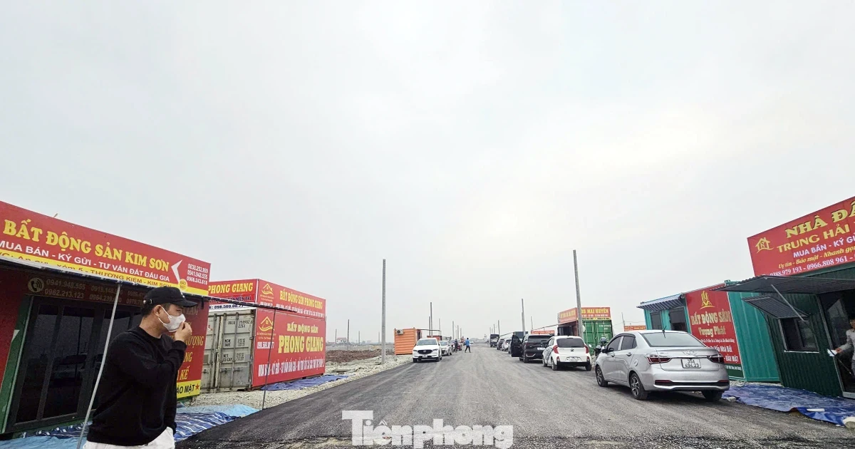 Đấu giá đất vùng quê: Chưa lên sàn 'cò đất' đổ về gây náo loạn Đấu giá đất vùng quê: Chưa lên sàn 'cò đất' đổ về gây náo loạn