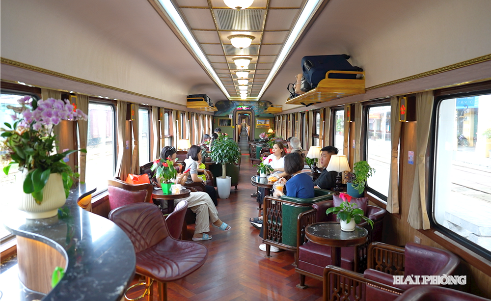 Tàu đường sắt hạng sang tuyến Hà Nội - Hải Phòng thu gần 102 tỷ đồng, phục vụ hơn 840.000 hành khách sau 7 tháng khai trương - ảnh 1
