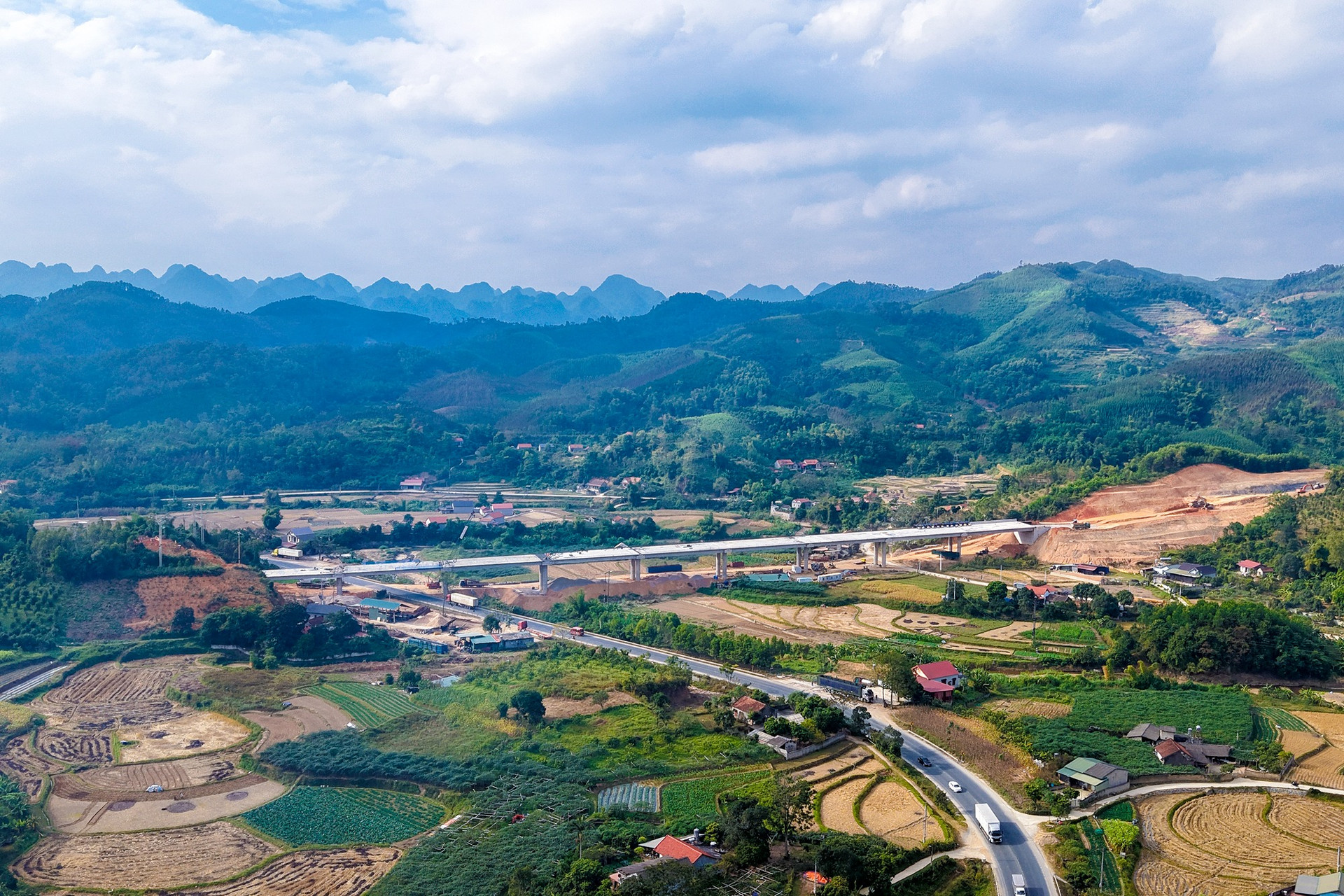 Cao tốc Hữu Nghị - Chi Lăng. Nguồn ảnh: Deoca.vn Cao tốc Hữu Nghị - Chi Lăng. Nguồn ảnh: Deoca.vn