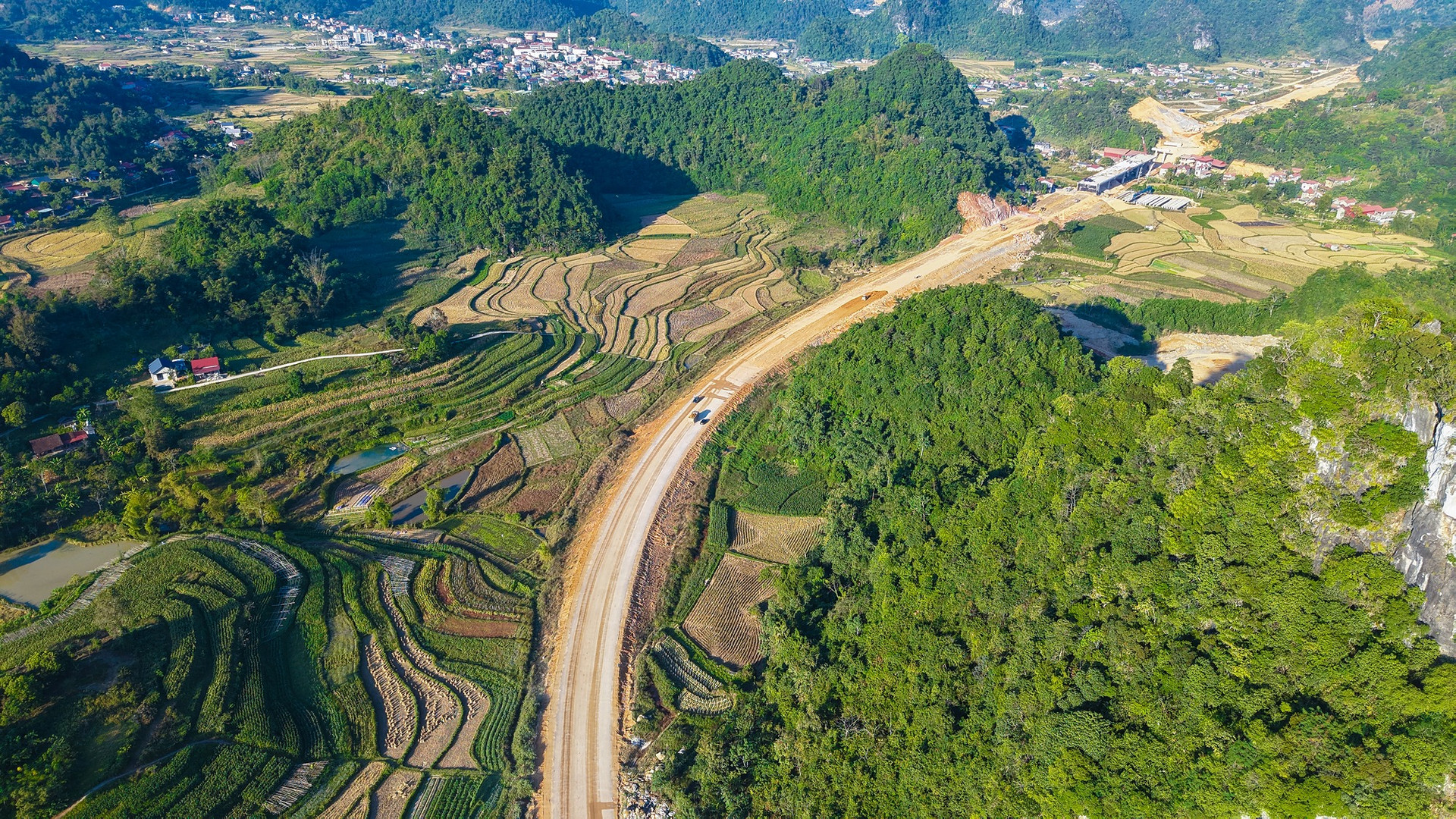 Công trường thi công cao tốc Đồng Đăng – Trà Lĩnh. Nguồn ảnh: Deoca.vn Công trường thi công cao tốc Đồng Đăng – Trà Lĩnh. Nguồn ảnh: Deoca.vn
