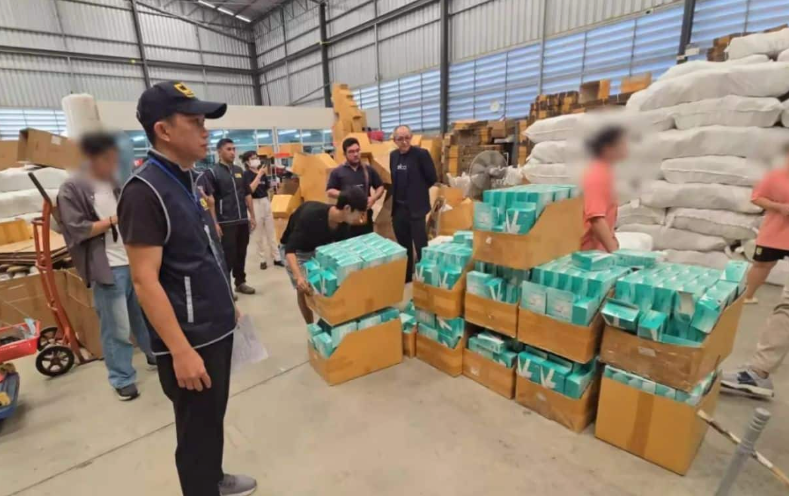 Đột kích kho hàng online, phát hiện hơn 160.000 khẩu trang và mỹ phẩm giả, nhiều sản phẩm quen mặt ở Việt Nam - ảnh 1