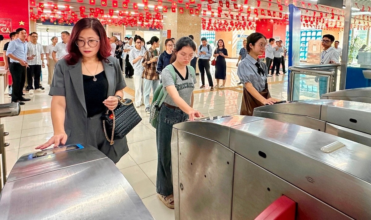 Hành khách đi tàu Cát Linh - Hà Đông dùng điện thoại để quét mã thanh toán vé, thay vì sử dụng tiền mặt như lâu nay. image.jpg