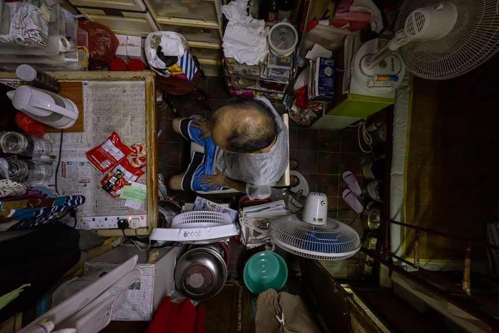 Run rẩy nhìn vào những căn hộ hộp diêm, 'chung cư quan tài' ở Hong Kong - ảnh 5