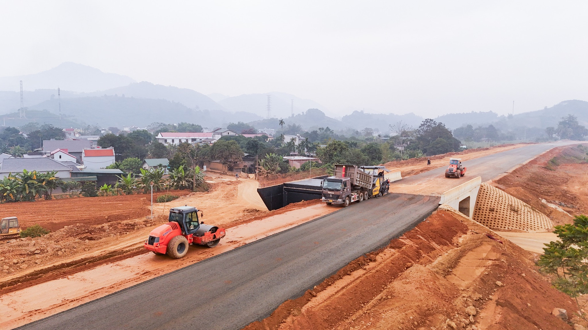 Chỉ 2 tuần nữa, tuyến cao tốc hàng chục nghìn tỷ tại tỉnh là địa đầu Tổ quốc sẽ hoàn thành- Ảnh 4.