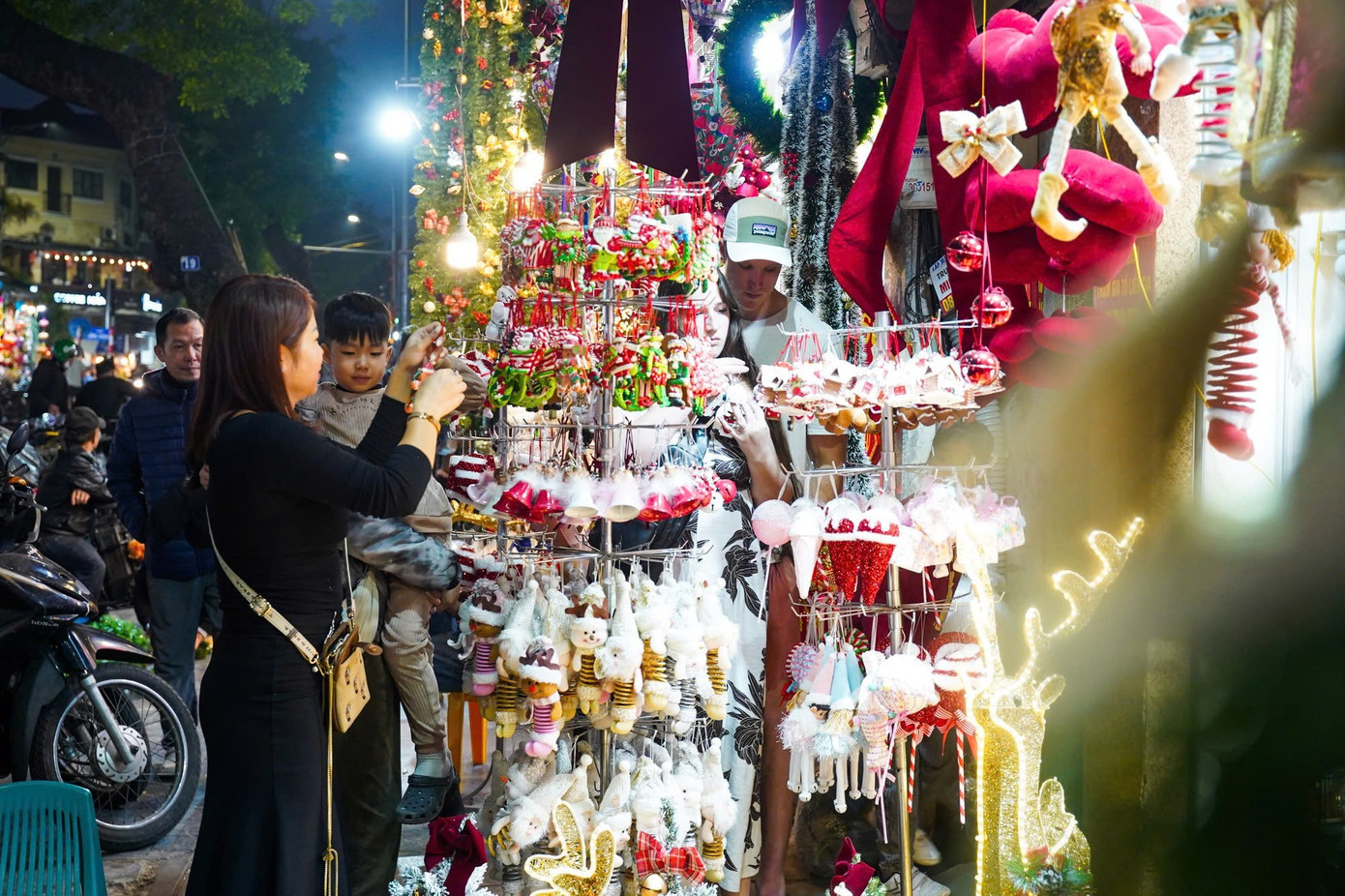 Dù sức mua không quá sôi động, phố Hàng Mã những ngày này vẫn là điểm đến quen thuộc của nhiều người dân Hà Nội. Không chỉ mua sắm, nhiều bạn trẻ còn tranh thủ chụp ảnh, ghi lại khoảnh khắc Giáng sinh đang cận kề. z7299511478018-a1819f38d10d871b7c0c48cf60e85b4d.jpg