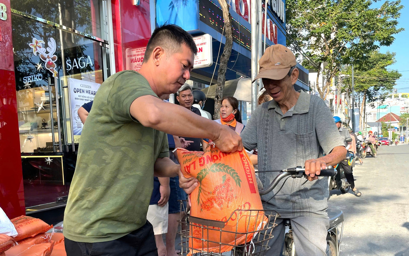 Người dân vui mừng nhận quà z7301297464717-20d6a419ee4fb06b5b6d2db7c27f037b.jpg