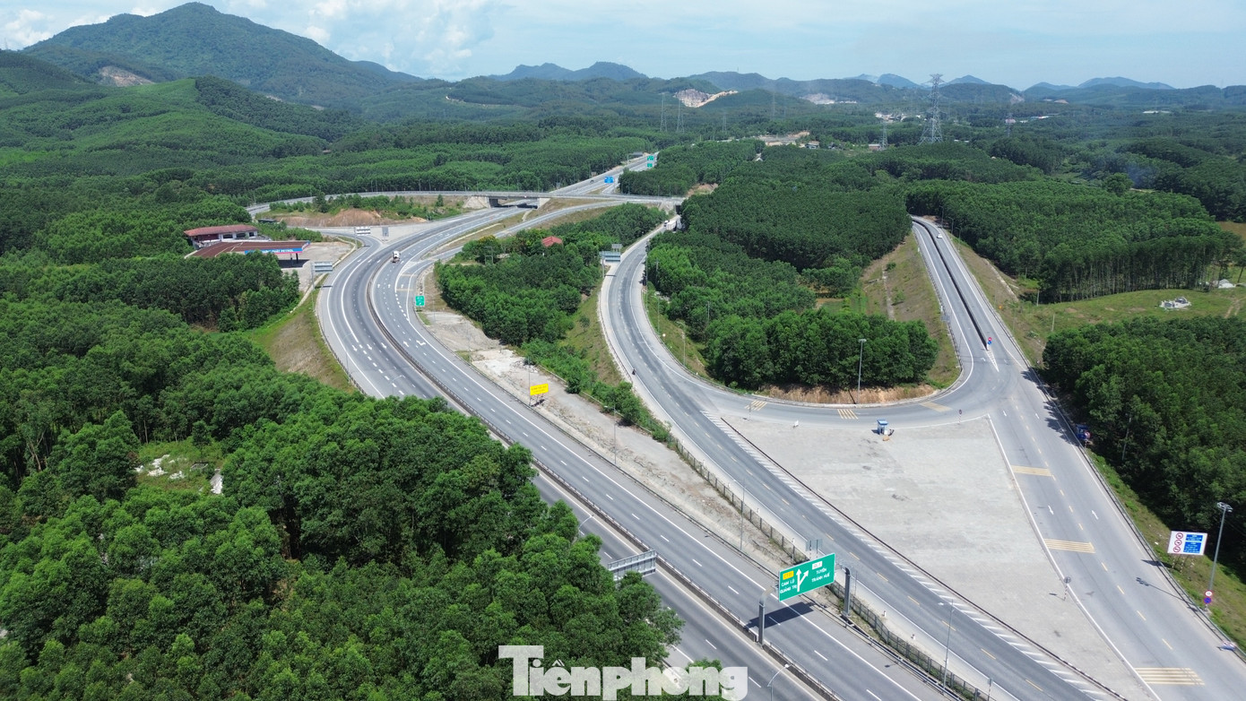 Các Ban quản lý khu vực của Huế đã có văn bản đăng ký vốn GPMB cho năm 2025 và đã được Bộ Xây dựng bố trí vốn vào cuối tháng 11/2025. Các Ban khu vực ở Huế hiện triển khai công tác kiểm đếm hiện trường và tổ chức lập hồ sơ đo đạc , phấn đấu hoàn thành GPMB trong quý I/2026. tp-8-du-an-cao-toc-cam-lo-la-son.jpg