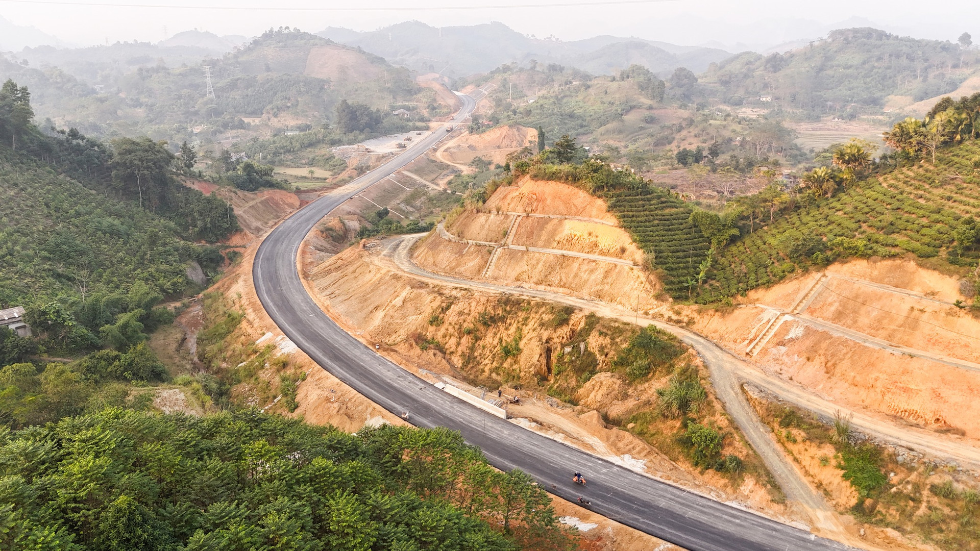 Chỉ 2 tuần nữa, tuyến cao tốc hàng chục nghìn tỷ tại tỉnh là địa đầu Tổ quốc sẽ hoàn thành- Ảnh 5.