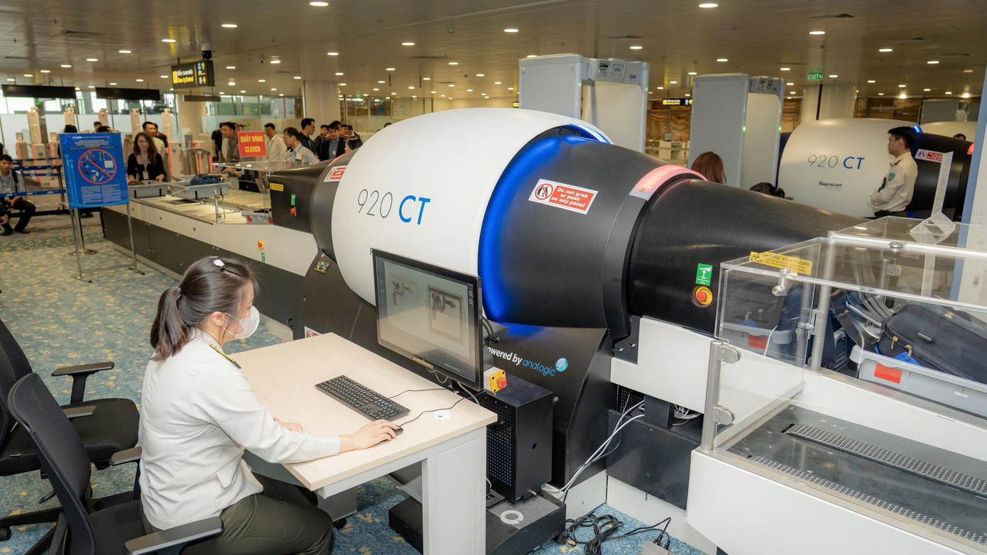 Máy soi hành lý 3D cho phép soi chiếu chính xác mà không yêu cầu hành khách tháo laptop hoặc chất lỏng khỏi hành lý xách tay tại nhà ga T2 mở rộng. Ảnh: NIA. can-canh-may-soi-hanh-ly-3d-va-may-quet-co-the-sieu-hien-dai-o-t2-noi-bai-9.jpg