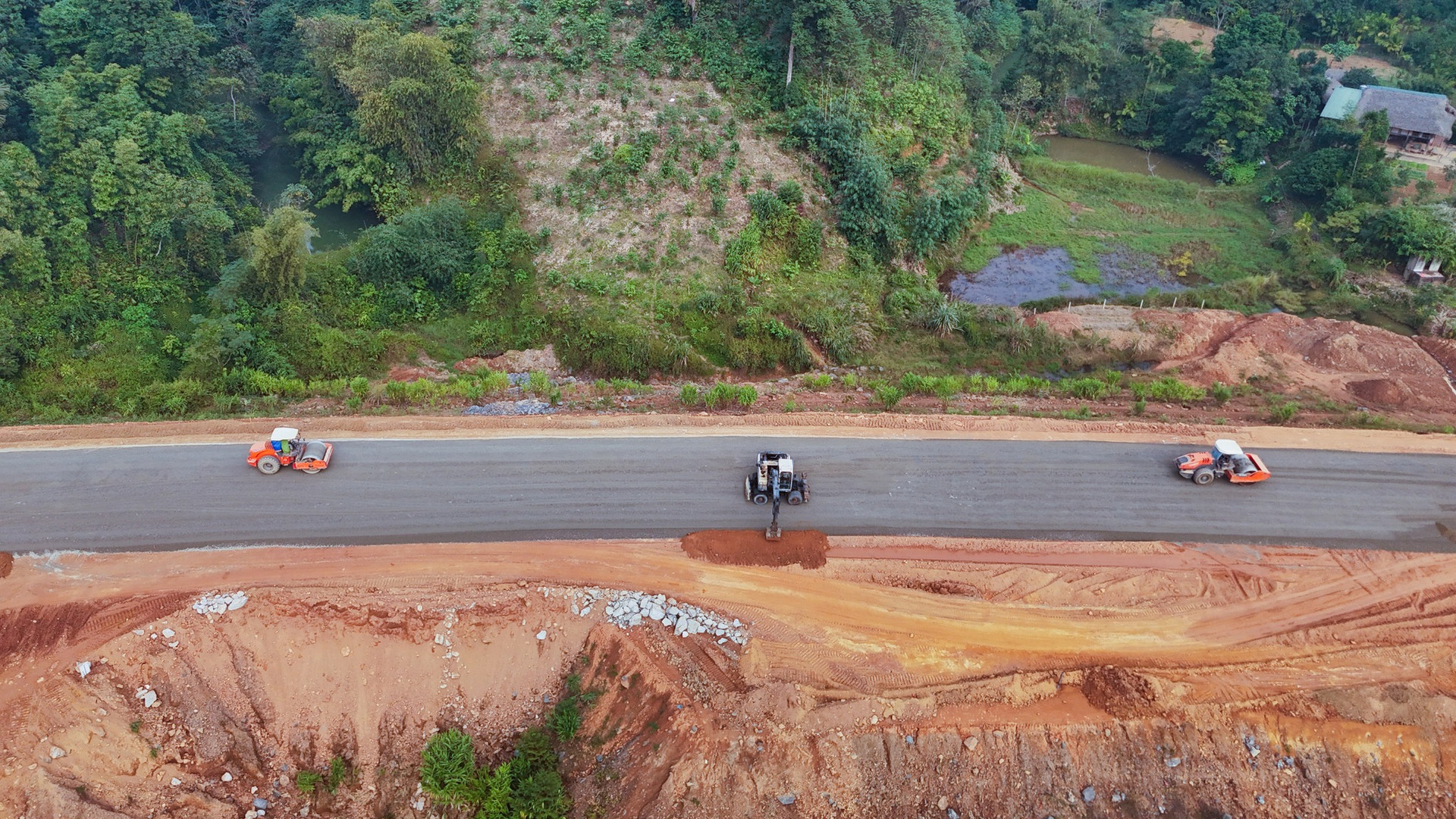 Chỉ 2 tuần nữa, tuyến cao tốc hàng chục nghìn tỷ tại tỉnh là địa đầu Tổ quốc sẽ hoàn thành- Ảnh 3.