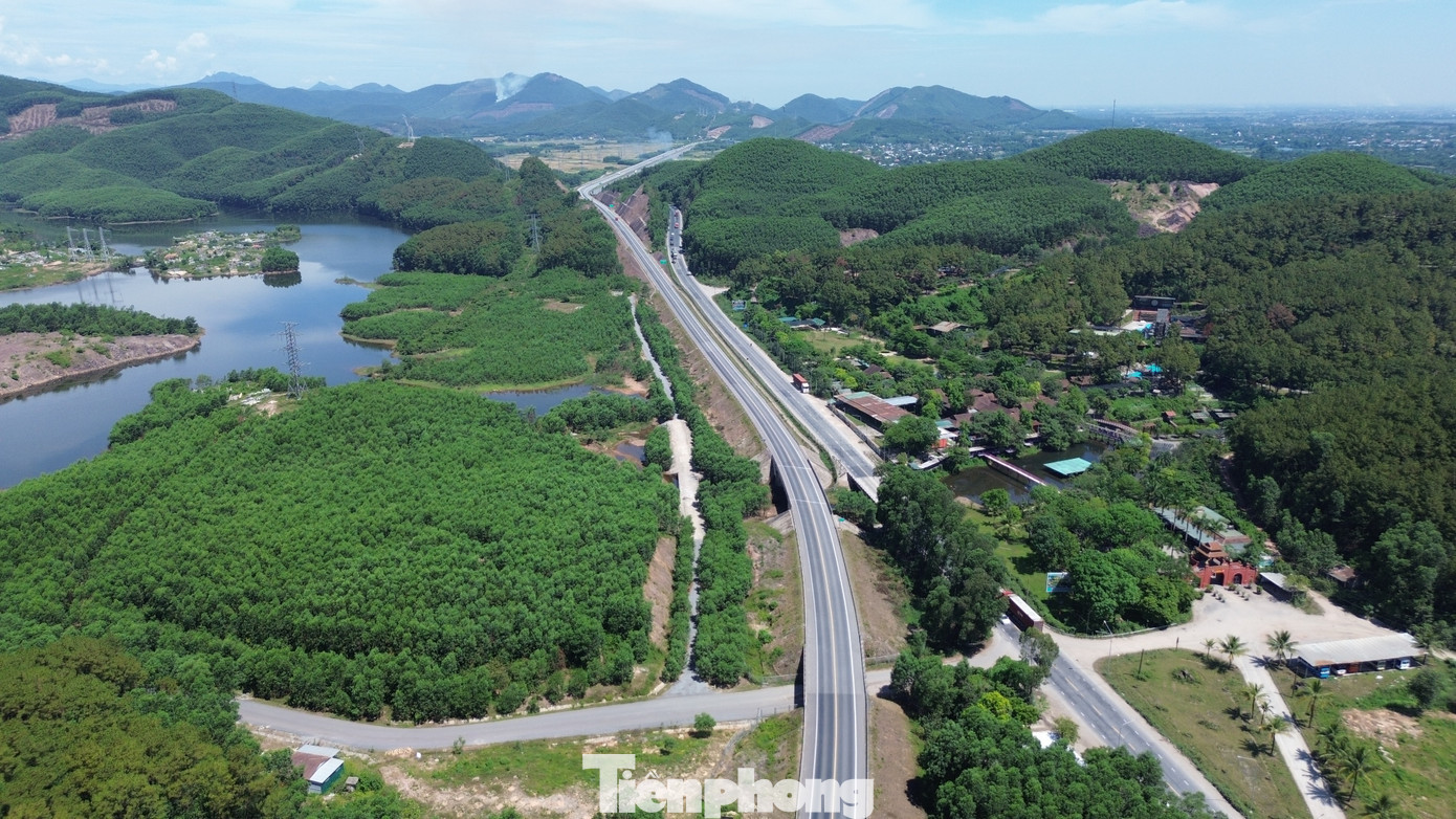 Thông tin từ Ban Quản lý Dự án (BQLDA) đường Hồ Chí Minh cho biết, dự án cao tốc Cam Lộ - La Sơn giai đoạn 2 đi qua tỉnh Quảng Trị và TP Huế, do Ban này làm chủ đầu tư, vừa được điều chỉnh dự toán và kế hoạch vốn vào giữa tháng 11 vừa qua. Ảnh: Thế Nghĩa tp-1-du-an-cao-toc-cam-lo-la-son.jpg