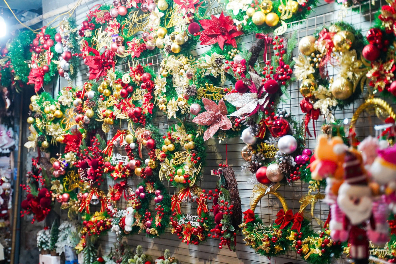 Khảo sát thực tế cho thấy nhiều mặt hàng Giáng sinh năm nay có mức giá “dễ chịu” hơn. Trang phục Noel cũng khá bình dân: bộ trẻ em khoảng 100.000 đồng, bộ người lớn dao động 200.000 – 300.000 đồng. Quả cầu trang trí có giá 80.000 – 150.000 đồng, vòng nguyệt quế 100.000 – 200.000 đồng/cái. z7299511637856-33f8229ede94df4c0bff55c30fee0312.jpg