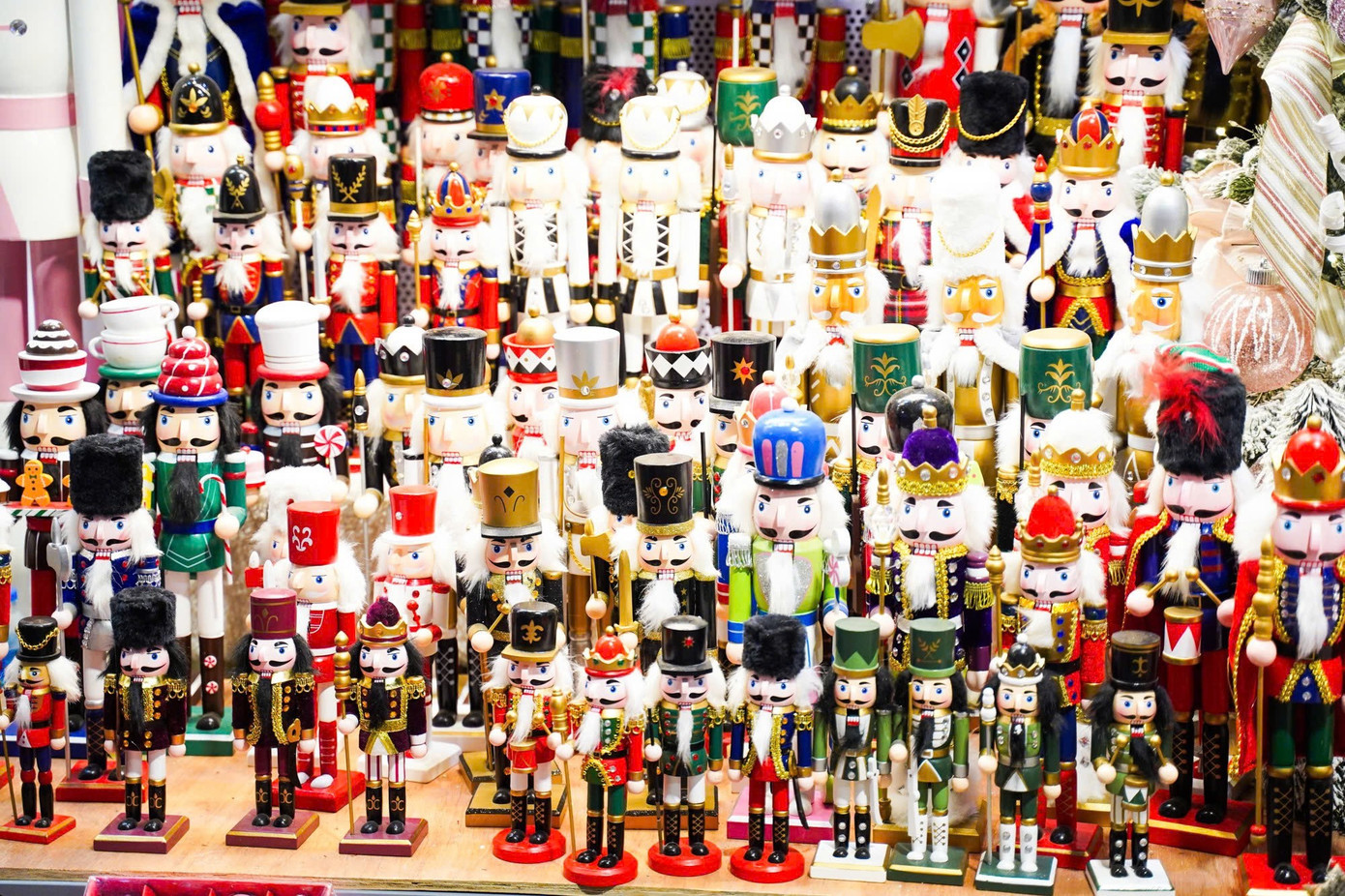 Không khí mua sắm tấp nập thường thấy mỗi mùa lễ hội dường như đã quay trở lại, nhưng đằng sau đó là nỗi lo của nhiều tiểu thương khi lượng khách mua thực tế giảm mạnh. z7299511746229-c87bd481ecf129814b34c58ec7ead9b3.jpg