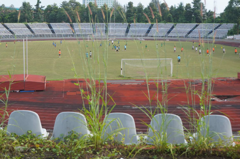 Sân vận động 30.000 chỗ ngồi từng lớn nhất Việt Nam được đề xuất di dời: Nhiều hạng mục xuống cấp, cỏ mọc um tùm- Ảnh 3. Sân vận động 30.000 chỗ ngồi từng lớn nhất Việt Nam được đề xuất di dời: Nhiều hạng mục xuống cấp, cỏ mọc um tùm- Ảnh 3.