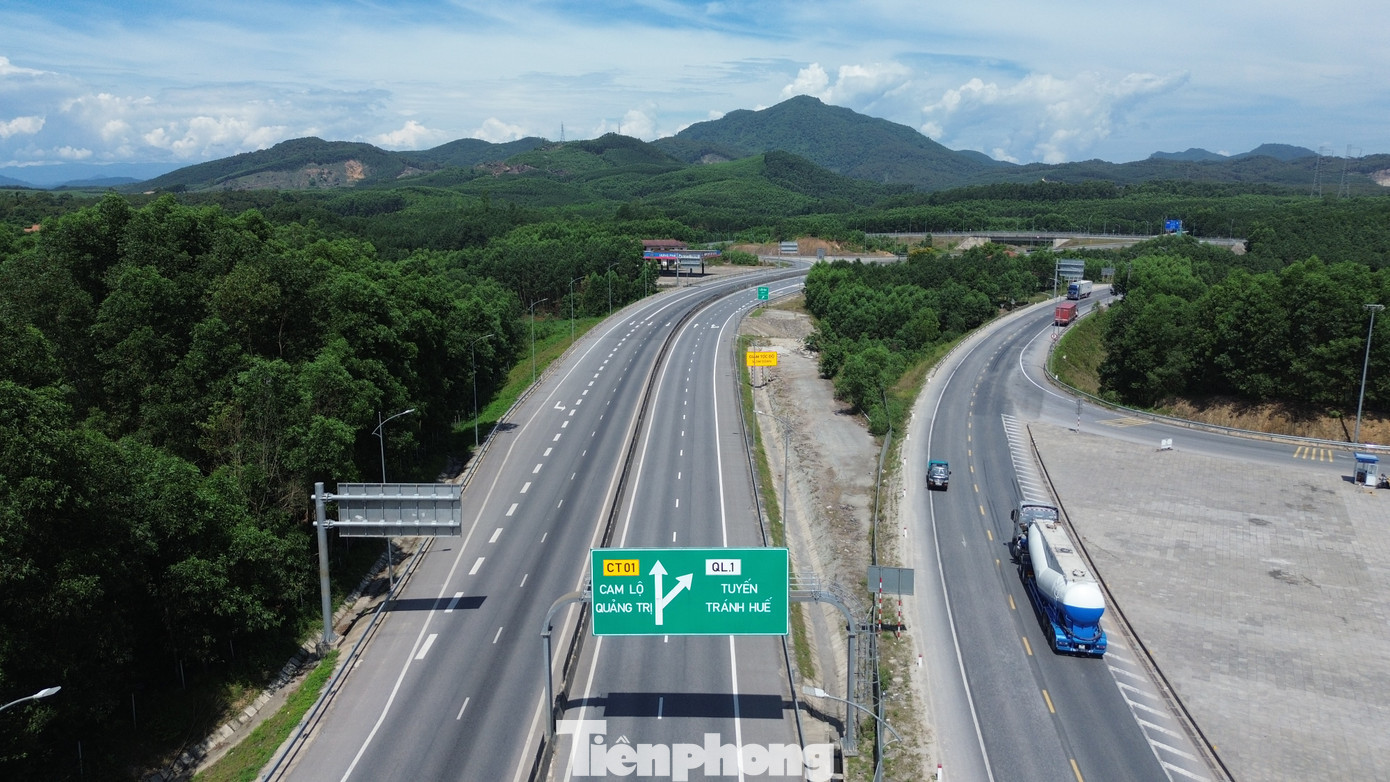 Theo BQLDA đường Hồ Chí Minh, dự án cao tốc Cam Lộ - La Sơn giai đoạn 2 đi qua tỉnh Quảng Trị và TP Huế có tổng chiều dài khoảng 98,7km; trong đó có 76km được mở rộng từ 2 lên 4 làn xe, với chiều rộng từ 22 đến 23 mét. Dự án có tổng mức đầu tư 6.463,182 tỷ đồng, hoàn toàn bằng vốn ngân sách nhà nước. Ảnh: Thế Nghĩa tp-3-du-an-cao-toc-cam-lo-la-son.jpg