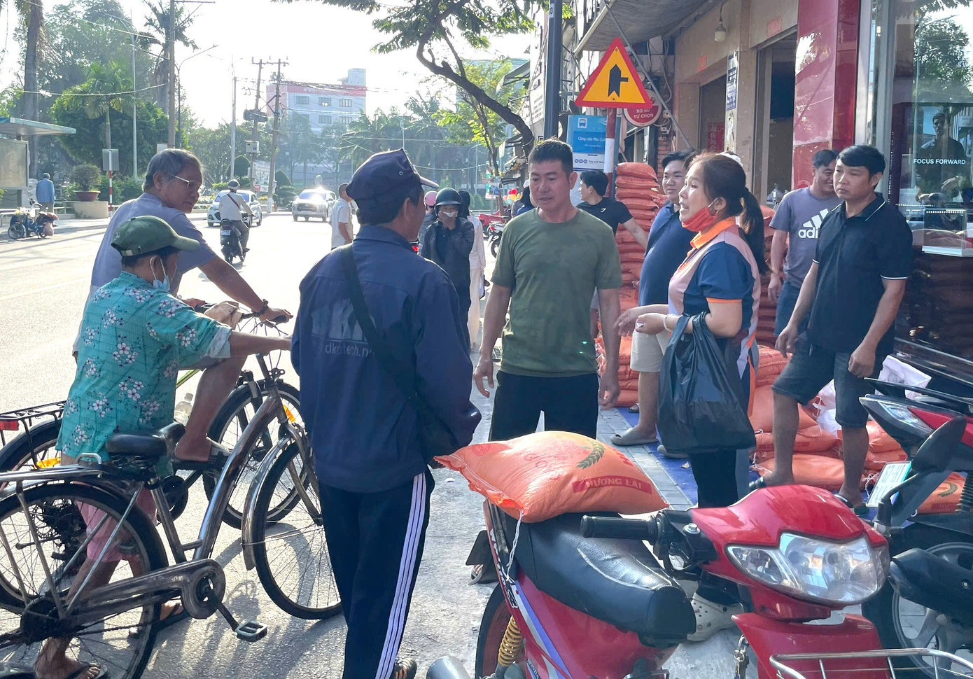 Người dân đến nhận quà từ thanh niên trúng vé số giải đặc biệt z7301297464703-27d6e33d6c737c8753f8b1e6cf22a70b.jpg