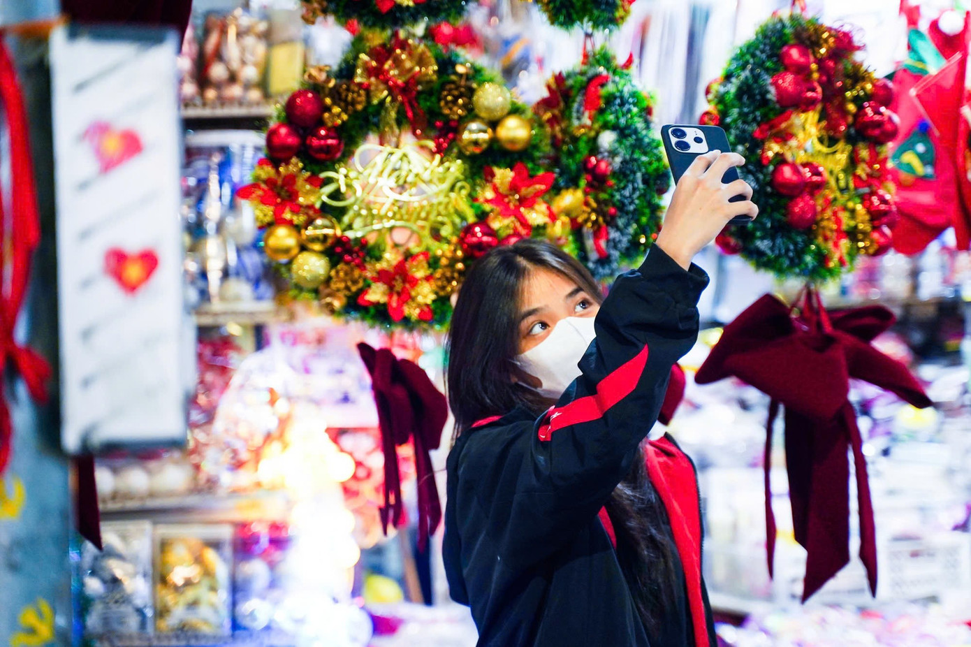 Chị Vũ Thúy Mai (Cầu Giấy) chia sẻ: “Mỗi dịp lễ tôi đều ra Hàng Mã mua đồ trang trí cho nhà và cửa hàng. Không khí Giáng sinh ở đây lúc nào cũng náo nhiệt, ngập sắc đỏ – xanh – vàng. Nhìn những tiểu cảnh ông già Noel, người tuyết, tuần lộc… là tôi cảm nhận mùa lễ hội đã thật sự đến.” z7299511370502-f7577e4e080140d62380b5dd2fc50ce1.jpg