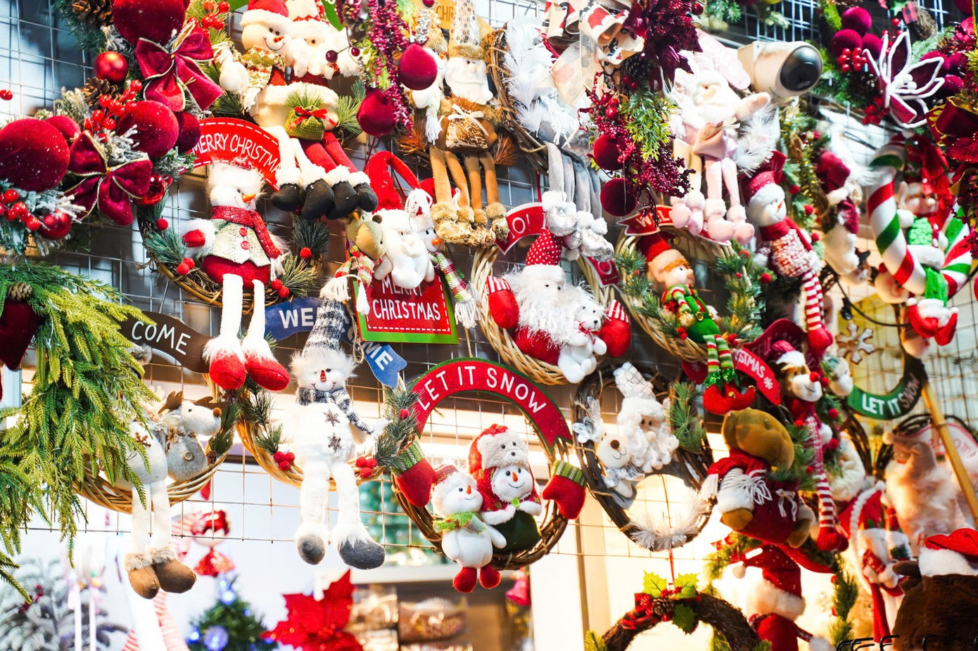 Trong số các mặt hàng bán chạy, cây thông Noel vẫn giữ vị trí dẫn đầu nhờ đa dạng kích thước và mức giá. Cây thông mini giá 180.000 – 300.000 đồng được nhiều bạn trẻ ưa chuộng vì tiện trang trí bàn học, cửa hàng hay góc làm việc; loại khoảng 1m dao động trong khoảng 700.000 đồng; cây thông nhựa cao 1m khoảng 800.000 – 2.000.000 đồng; những mẫu lớn, cao trên 2m có thể lên tới vài chục triệu đồng. z7299511908975-02020dc0da301c4cbc9fee0c5e5f15d5.jpg