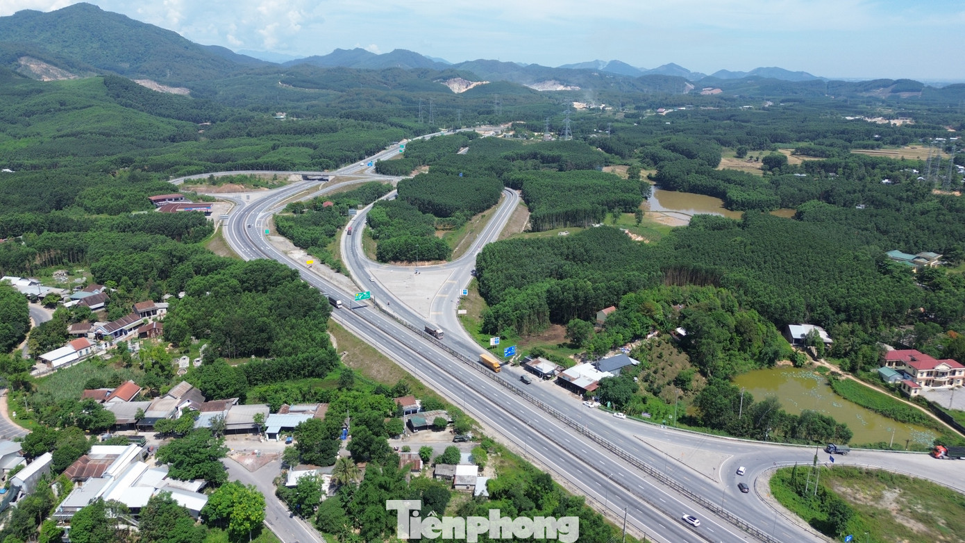 Trước đó, dự án mở rộng cao tốc Cam Lộ - La Sơn được Chính phủ phê duyệt chủ trương đầu tư từ tháng 7/2024. Đến tháng 12/2024, BQLDA đường Hồ Chí Minh được giao nhiệm vụ làm chủ đầu tư. tp-4-du-an-cao-toc-cam-lo-la-son.jpg