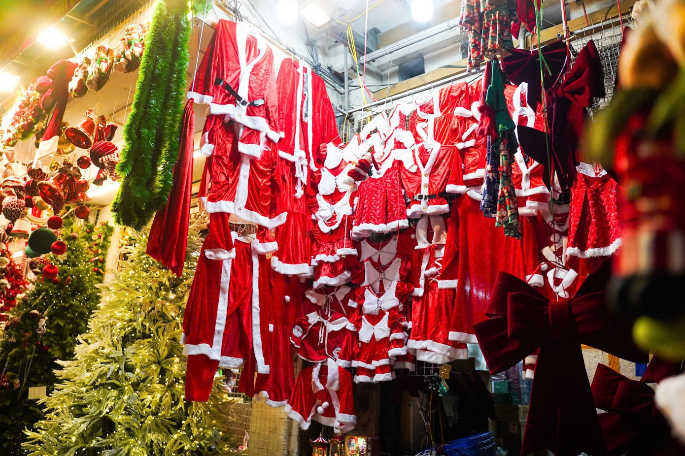 Theo chia sẻ của các chủ cửa hàng, giá đồ trang trí Noel năm nay gần như giữ nguyên so với 2024, chỉ tăng nhẹ ở một số mặt hàng do chi phí nhập hàng và vận chuyển đội lên. z7299511800317-89db2dc2cc8e251628aef87c7b817f1a.jpg