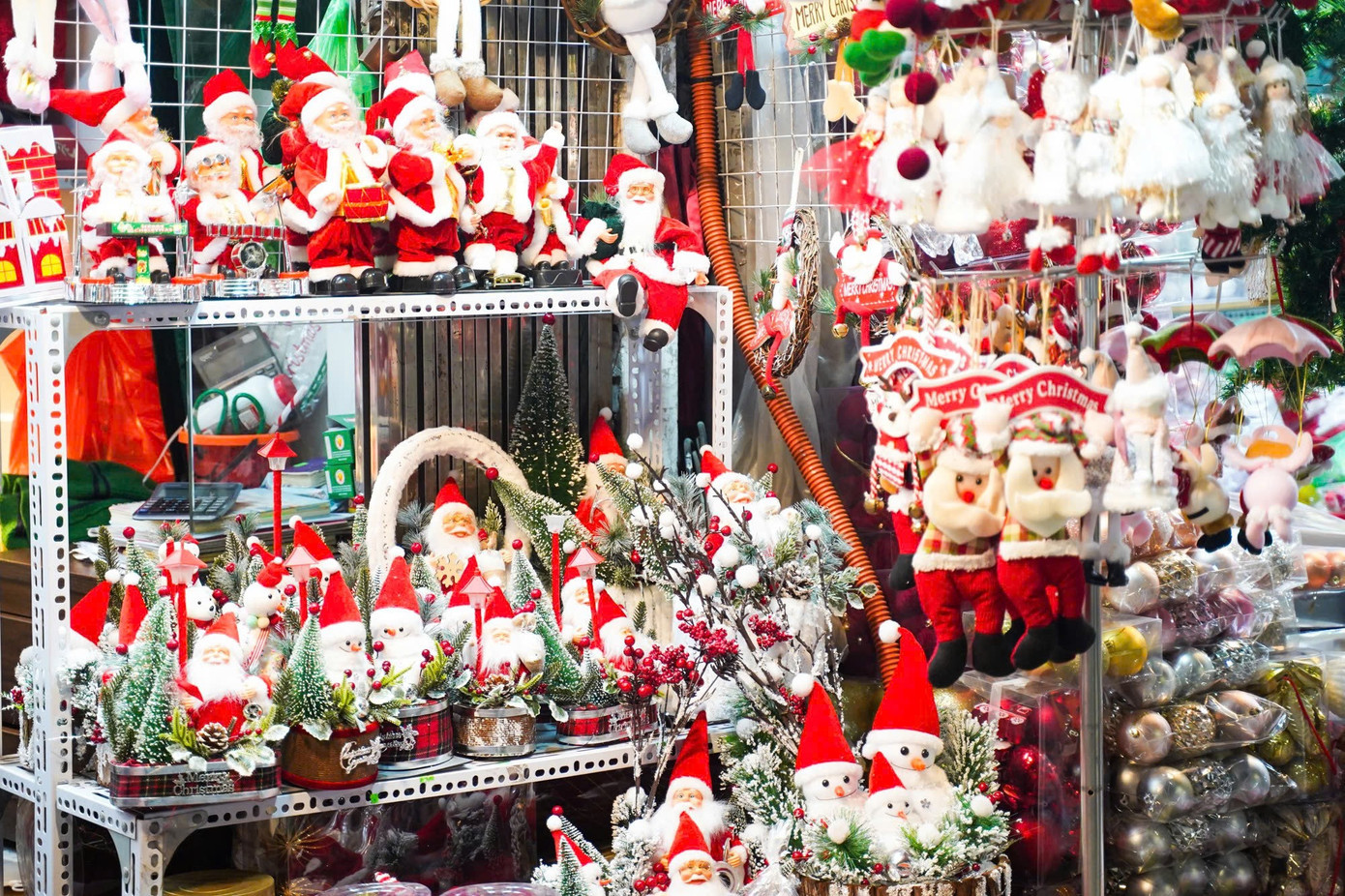 Mức giá trải rộng, từ vài chục nghìn đồng đến vài chục triệu mỗi sản phẩm, tùy kích cỡ và chất liệu. Tuy nhiên, lượng khách “chốt đơn” lại không nhiều. “Người dân năm nay chi tiêu cẩn trọng, đa phần đến ngắm và chụp ảnh là chính. Các món đồ lớn bán chậm, chủ yếu khách chọn loại nhỏ, vừa túi tiền”, anh Lê Thế Cường, một tiểu thương lâu năm cho biết. z7299511855416-6f332cc20c4e31bd559a344185bcb07e.jpg