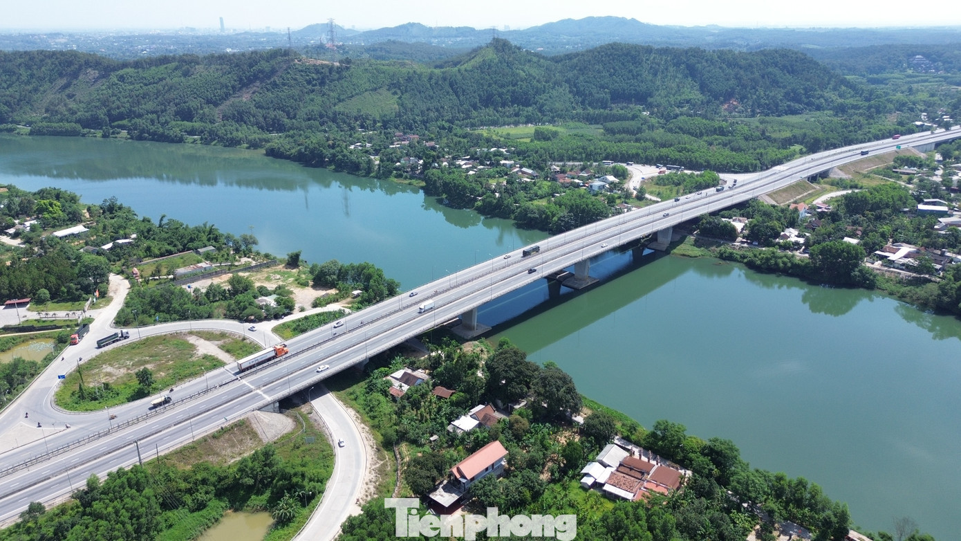 Ngoài bổ sung các nút giao, toàn tuyến còn có 33/55 cầu phải mở rộng hoặc xây thêm một đơn nguyên mới bên cạnh. Hiện toàn tuyến đã có 21km đường hoàn thiện theo tiêu chuẩn 4 làn xe. tp-9-du-an-cao-toc-cam-lo-la-son.jpg