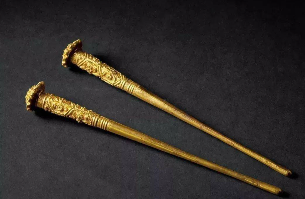 Phong tỏa khẩn cấp công trường xây dựng, khai quật ‘kho báu’ trị giá 11.000 tỷ, chứa hơn 300 trang sức vàng bạc dưới hố sâu 2m - ảnh 1