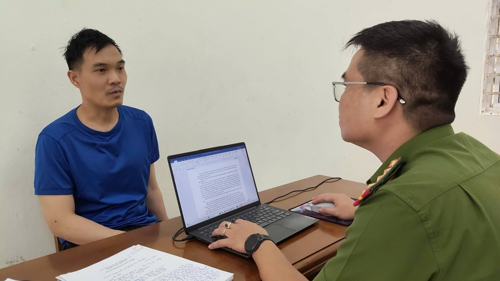 Vũ Hiền (34 tuổi) bịt khẩu trang, chạy xe không biển đến tiệm vàng vờ xem hàng rồi giật nhẫn 5 chỉ tẩu thoát - ảnh 1