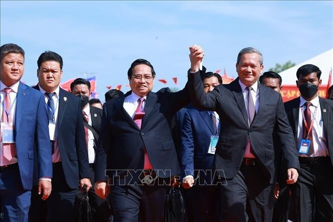 Thủ tướng Phạm Minh Chính và Thủ tướng Campuchia Hun Manet tại sự kiện khai trương cửa khẩu. Ảnh: TTXVN hun-manet.jpg