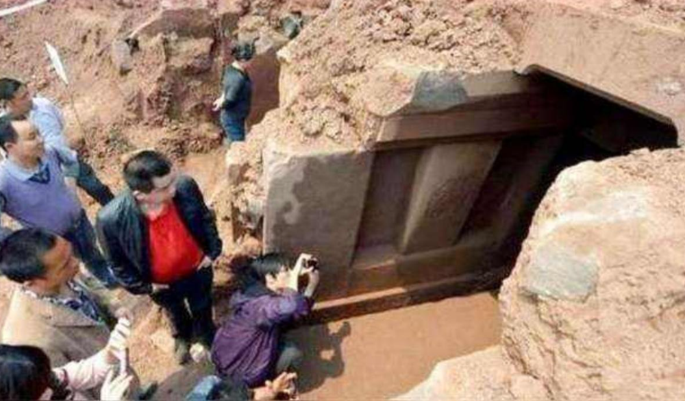 Phong tỏa khẩn cấp công trường xây dựng, khai quật ‘kho báu’ trị giá 11.000 tỷ, chứa hơn 300 trang sức vàng bạc dưới hố sâu 2m - ảnh 5