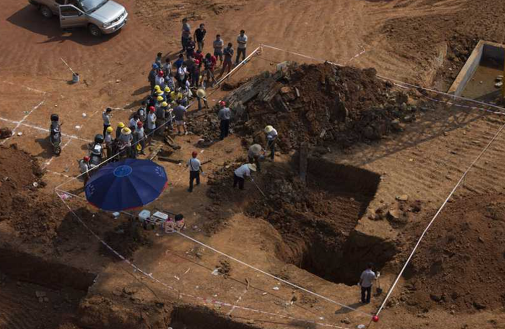 Phong tỏa khẩn cấp công trường xây dựng, khai quật ‘kho báu’ trị giá 11.000 tỷ, chứa hơn 300 trang sức vàng bạc dưới hố sâu 2m - ảnh 4