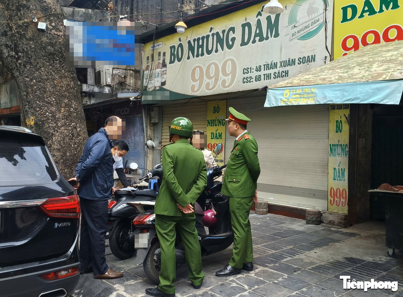 Lực lượng chức năng có mặt tại trước quán bò nhúng dấm trên đường Trần Xuân Soạn. lam-viec-1-5108.jpg