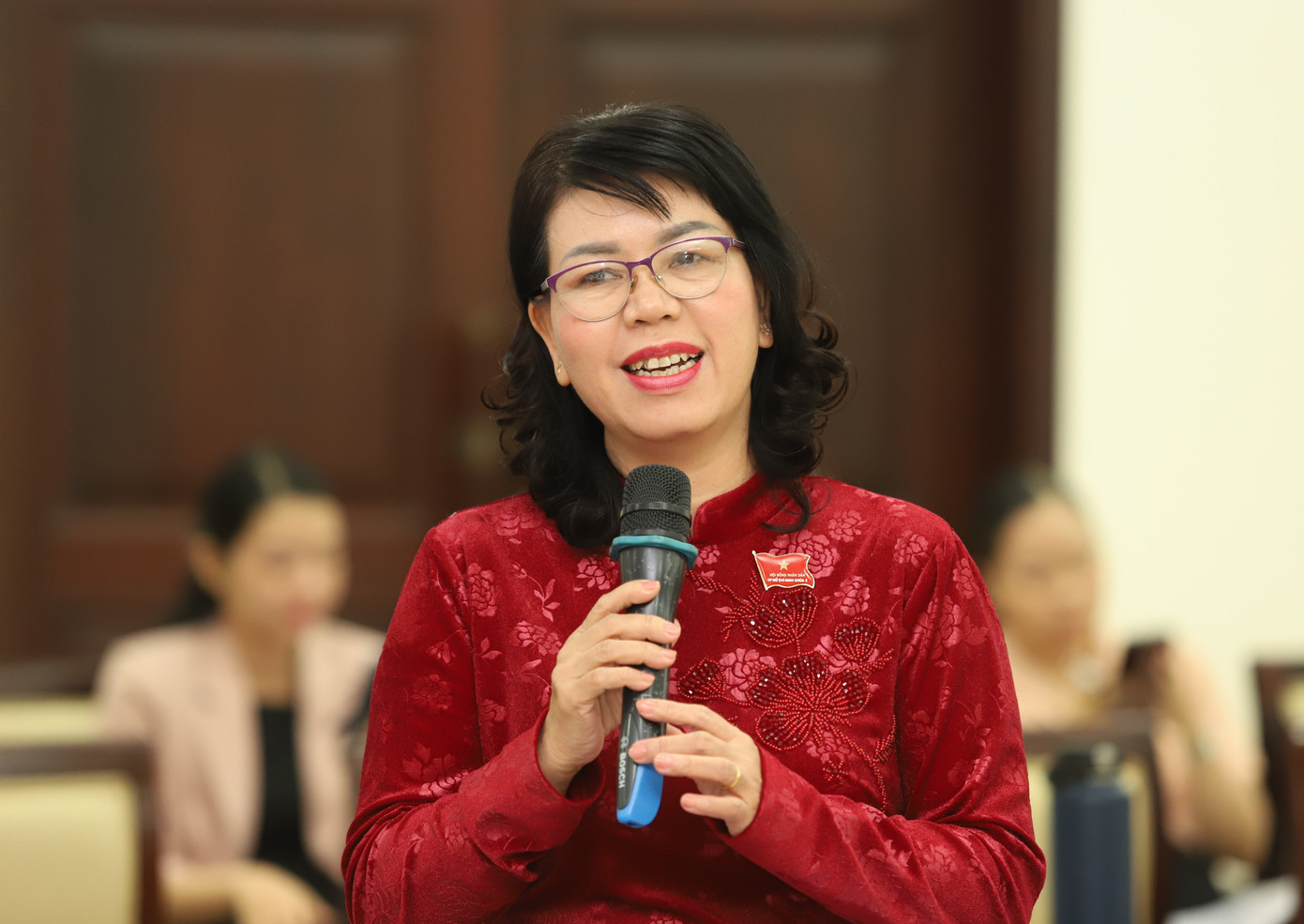 Đại biểu Trương Lê Mỹ Ngọc thảo luận tại tổ. img-3869.jpg