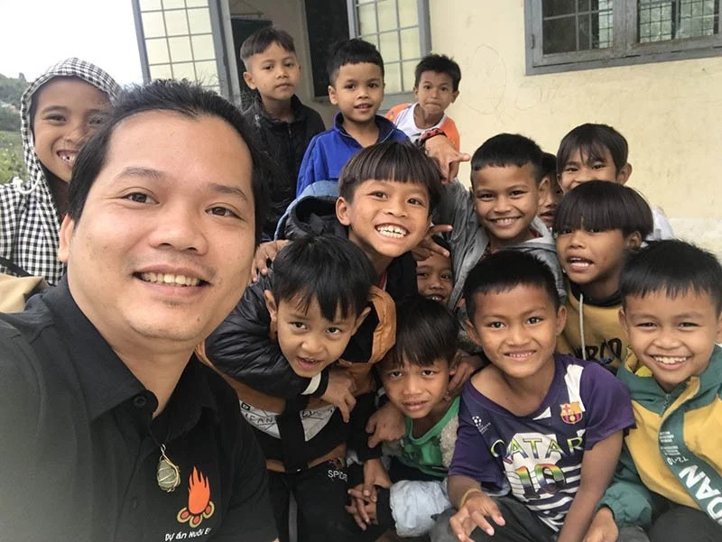 Chủ dự án Nuôi Em nhặt đồng nát, bán áo phông làm thiện nguyện, từng được Forbes vinh danh - ảnh 1