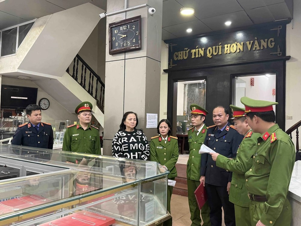 Khám xét nơi ở, bắt tạm giam vợ chồng chủ tiệm vàng có doanh thu 5.000 tỷ đồng - ảnh 2