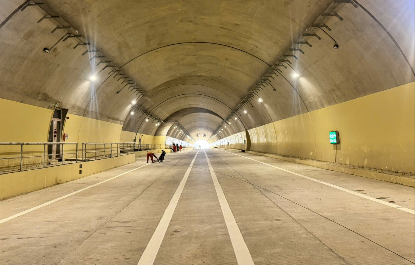 Hầm đường bộ dài nhất tuyến cao tốc Bắc - Nam phía Đông do liên danh Đèo Cả thực hiện đã hoàn thành- Ảnh 2.