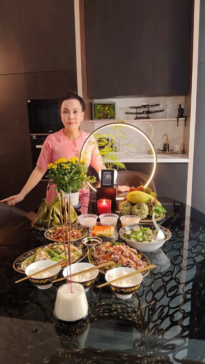 Việt Hương xúc động trong ngày giỗ của nghệ sĩ Chí Tài, nhắc đến Thương Tín - ảnh 1