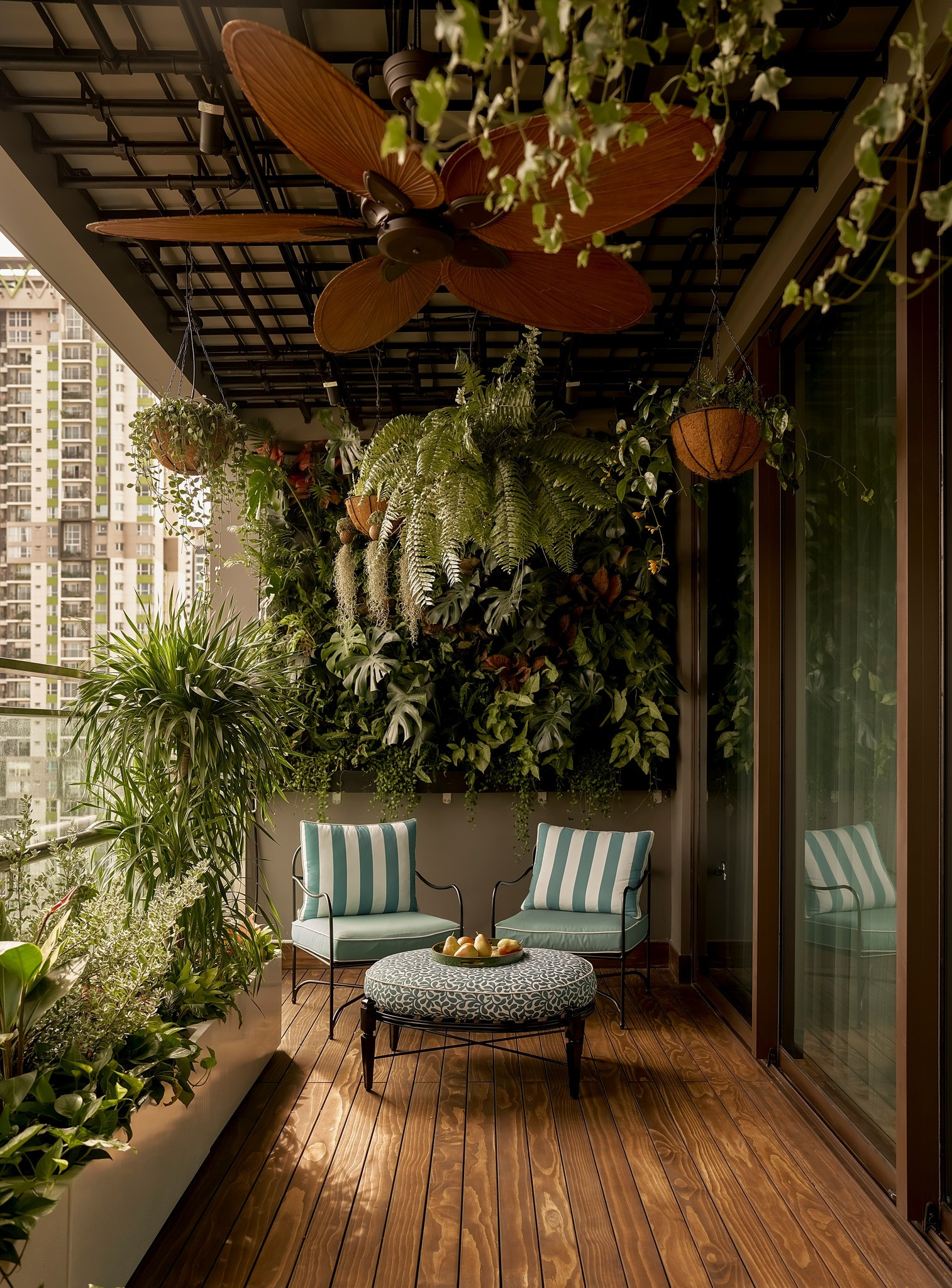 Ban công biến thành khu vườn nhiệt đới trên cao: Góc an yên 50m2 giữa trời Sài Gòn- Ảnh 2. Ban công biến thành khu vườn nhiệt đới trên cao: Góc an yên 50m2 giữa trời Sài Gòn- Ảnh 2.