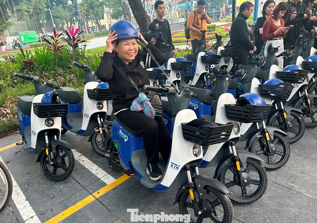 Người dân trải nghiệm xe đạp điện tại khu vực Vườn hoa 19/8. tp-1-6683.jpg