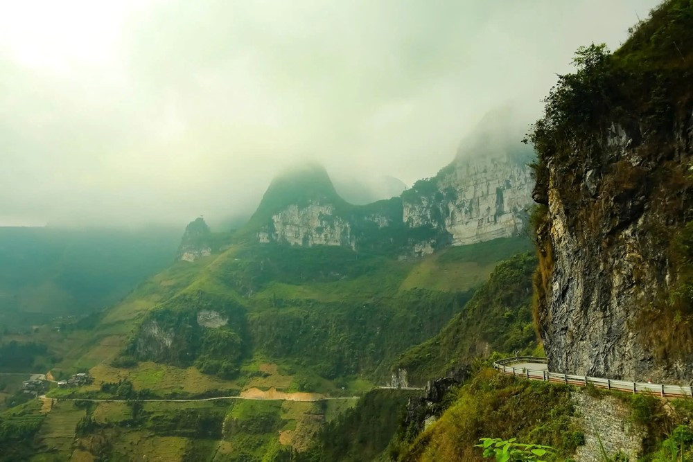 Huy động 2.300 nhân công thuộc 16 dân tộc, đục khoét gần 3 triệu m3 đất đá, làm 42 cây cầu để dựng nên cung đèo hiểm trở bậc nhất Việt Nam - ảnh 4