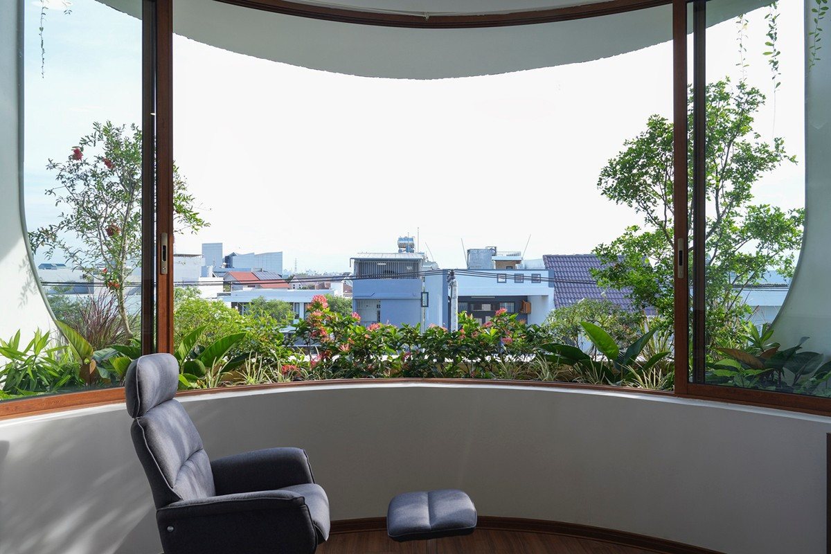 Biến ngôi nhà phố trở thành 'ốc đảo' giữa đô thị ồn ã- Ảnh 8.