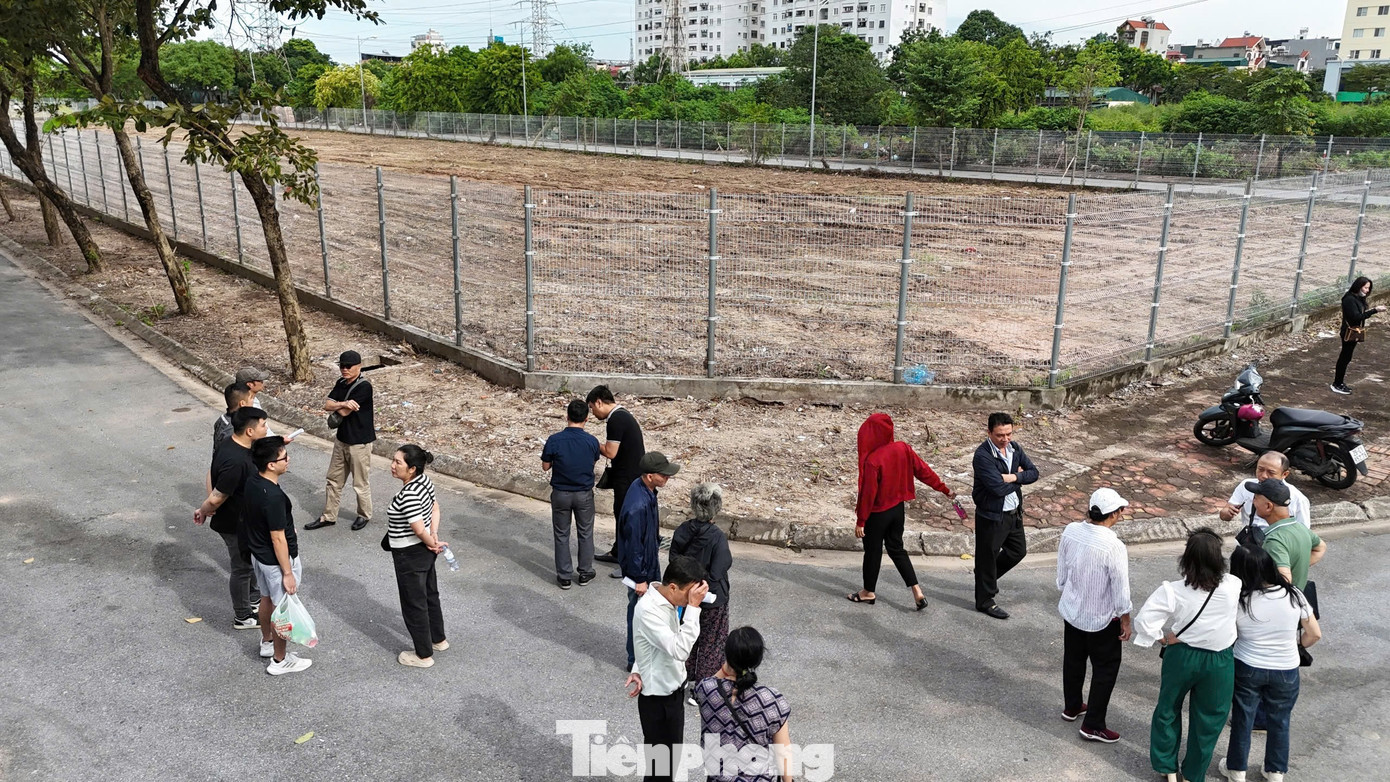 Thăm quan khu đất tại phường Việt Hưng, nhiều người dân bày tỏ vui mừng khi cuộc sống sắp tp-dan035450-164e392b7115b13e9bd48f57c4532066.jpg
