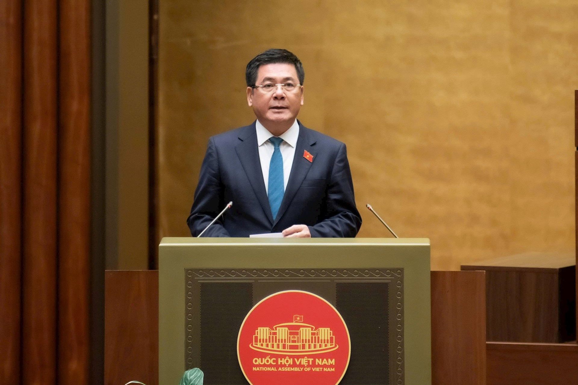 thong-qua-luat-thuong-mai-dien-tu-dinh-danh-nguoi-ban-bang-vneid-rang-buoc-trach-nhiem-cac-san1765347216 (1)