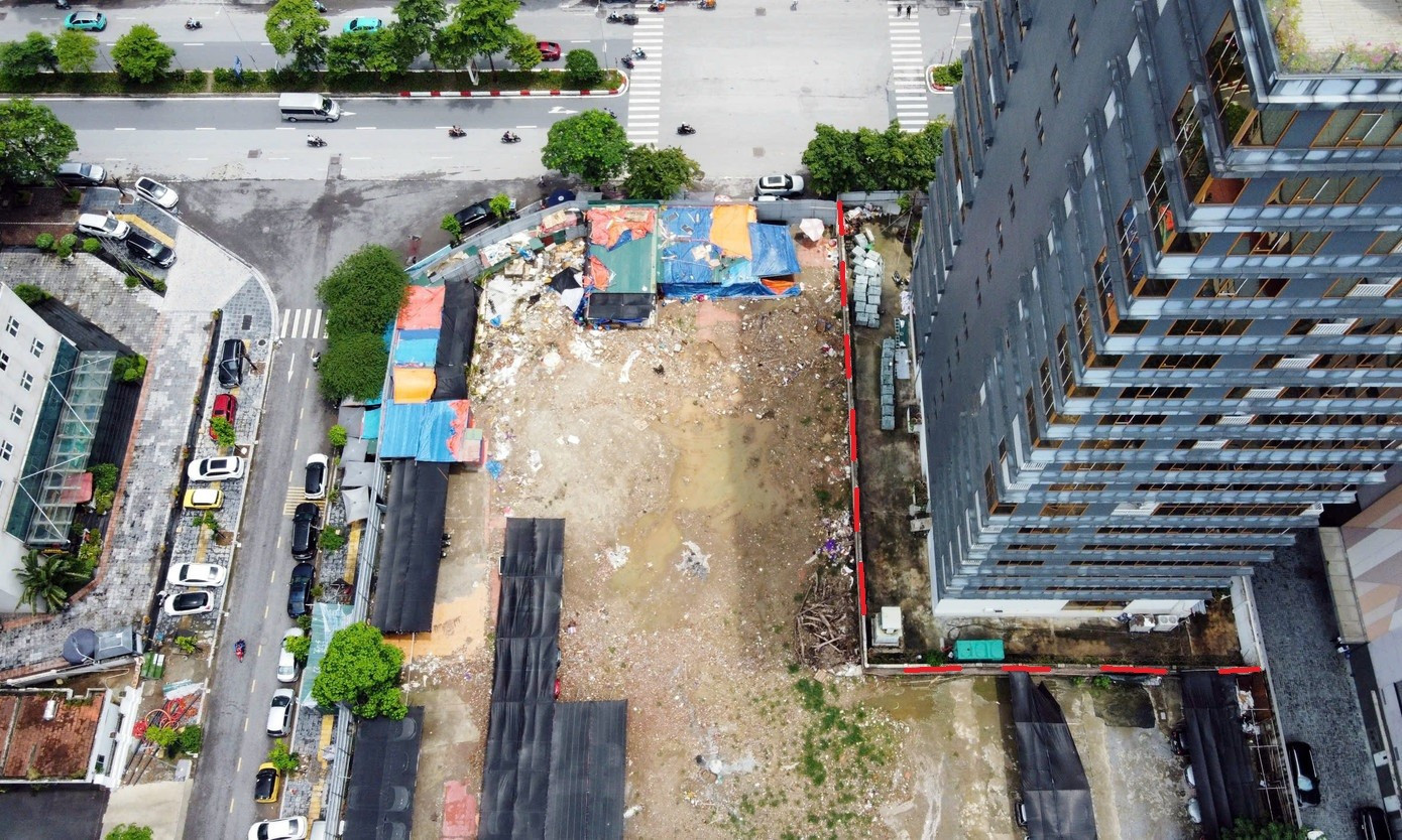 Bức tường (phần gạch đỏ - PV) ngăn cách 2 doanh nghiệp được cho là tồn tại gần 20 năm. Ảnh: Đình Phong. image-2025-12-05t152912711-5303.jpg