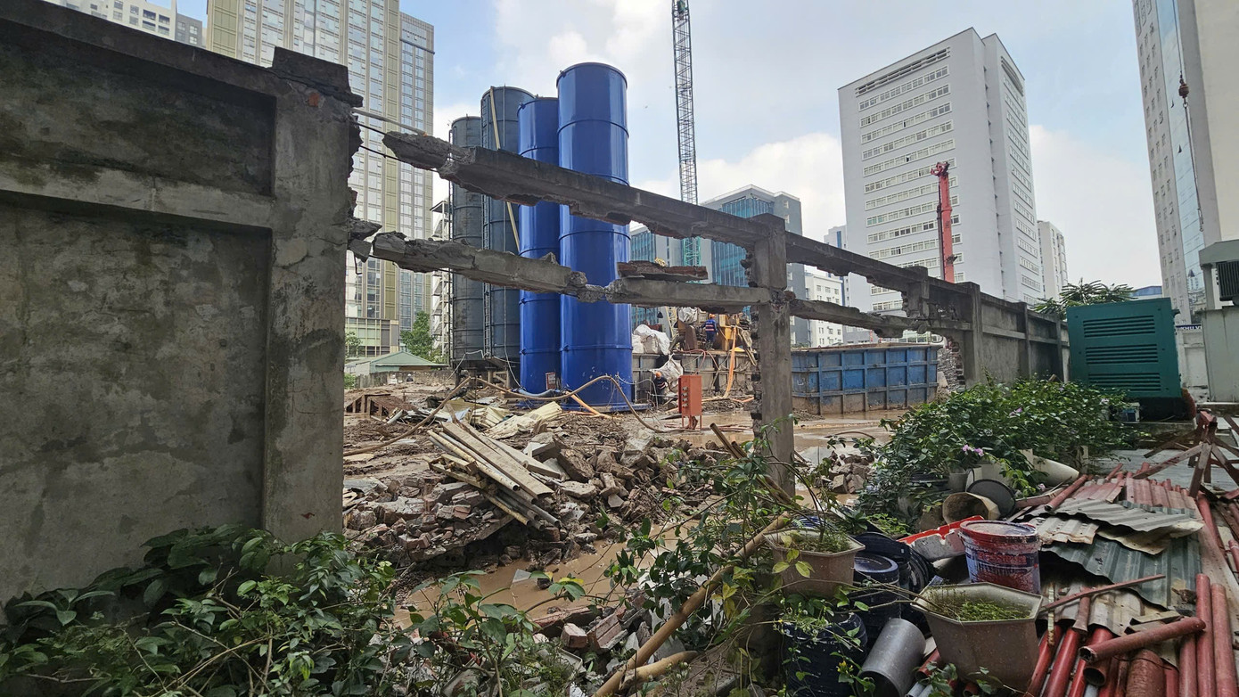 Phần bức tường ranh giới giữa Công ty QMS và Công ty Detech bị đục phá. z7308805617695-4bc98728783716986de00260f12ed60c.jpg