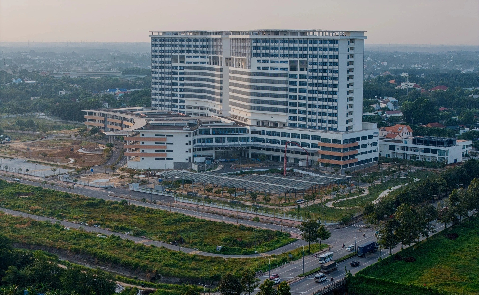 Bệnh viện lớn nhất TP. HCM bị bỏ hoang nhiều năm: Vận hành năm 2026, có cả bãi đáp trực thăng- Ảnh 1. Bệnh viện lớn nhất TP. HCM bị bỏ hoang nhiều năm: Vận hành năm 2026, có cả bãi đáp trực thăng- Ảnh 1.