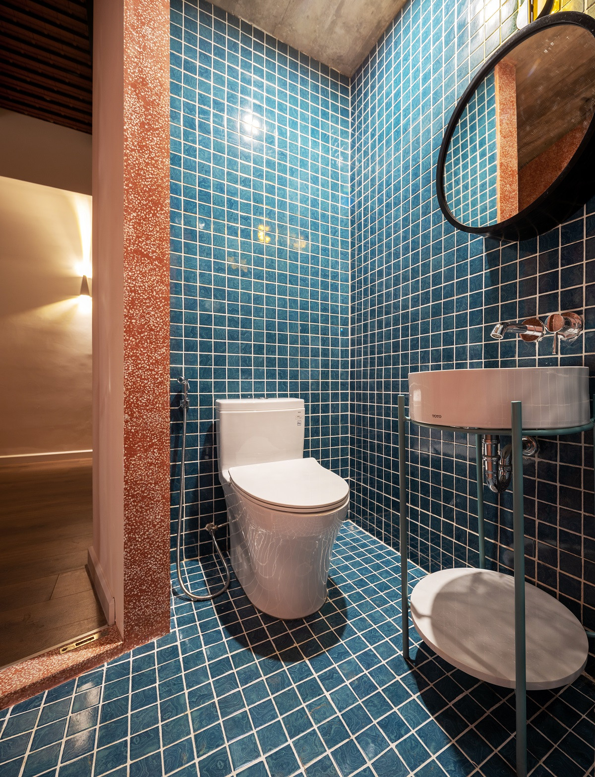 Phá vỡ khuôn mẫu kiến trúc: Ngôi nhà triền dốc với concept 'nghiêng' đầy táo bạo- Ảnh 6.