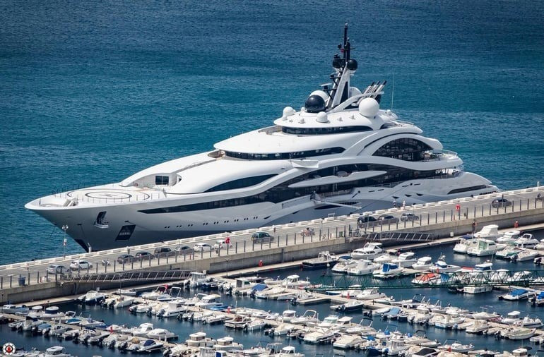 Vị vua đứng đầu gia tộc 300 tỷ USD: Tặng cả 'cung điện bay' cho ông Trump, biệt thự rải khắp thế giới - ảnh 6