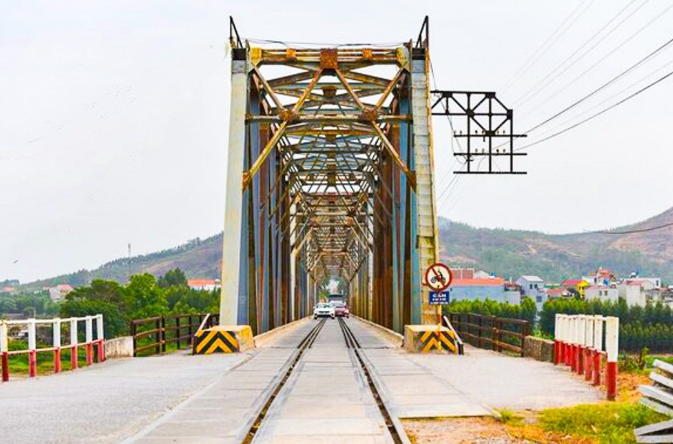 Cây cầu duy nhất ở Việt Nam có đường sắt chung đường bộ nguy cơ lỡ hẹn thông xe- Ảnh 1.